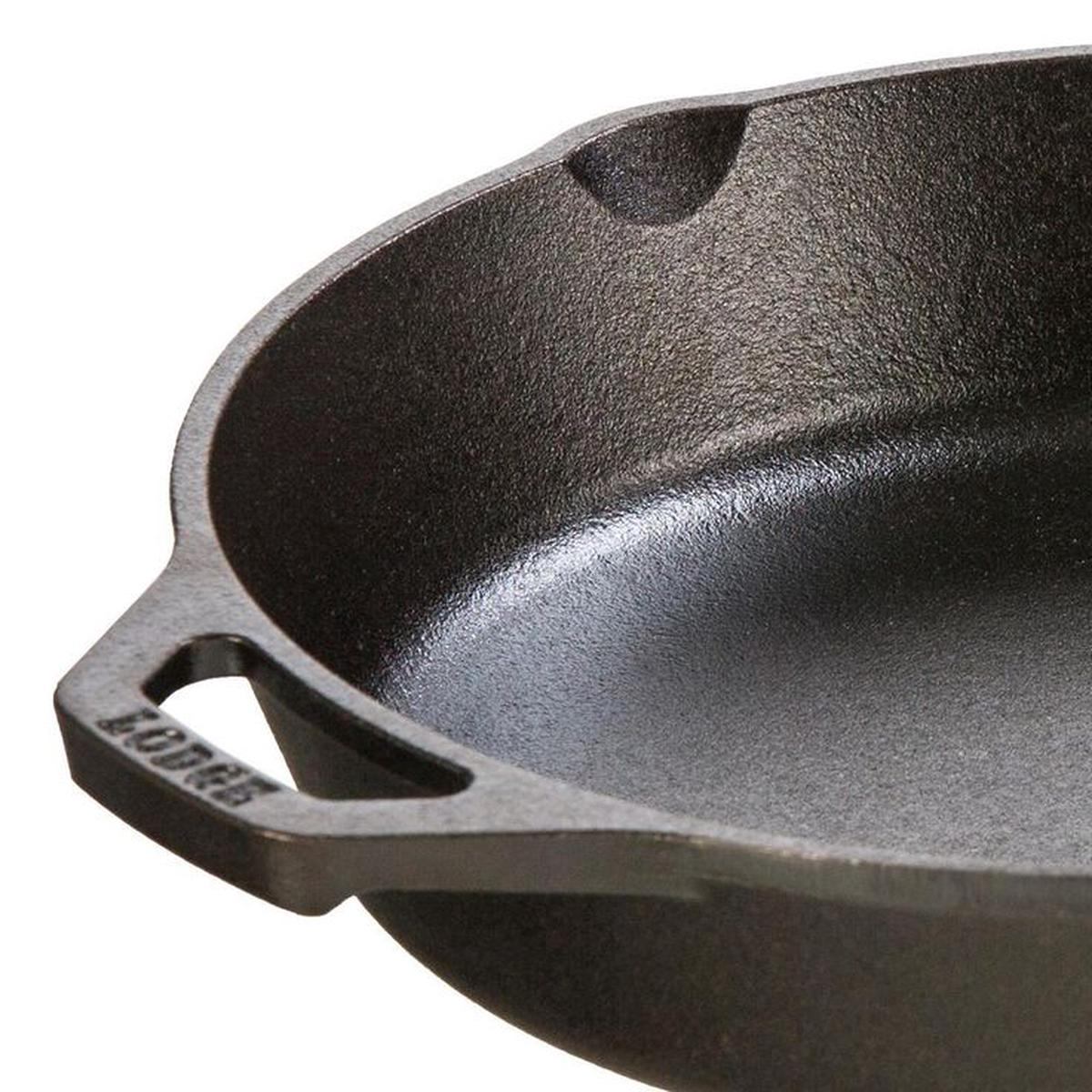 1025 in Cast Iron Skillet in Black with Pour Spout